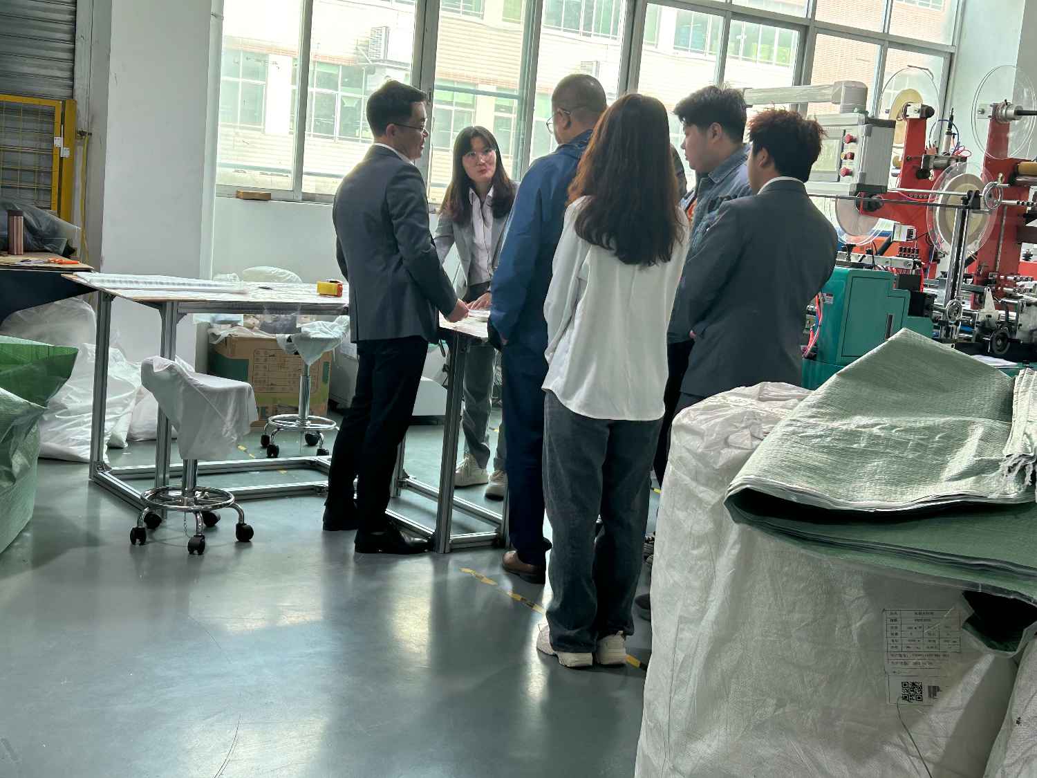 國(guó)際合作伙伴深度考察，共謀發(fā)展 —— 外國(guó)客戶訪問久信達(dá)科技生產(chǎn)車間(圖3)